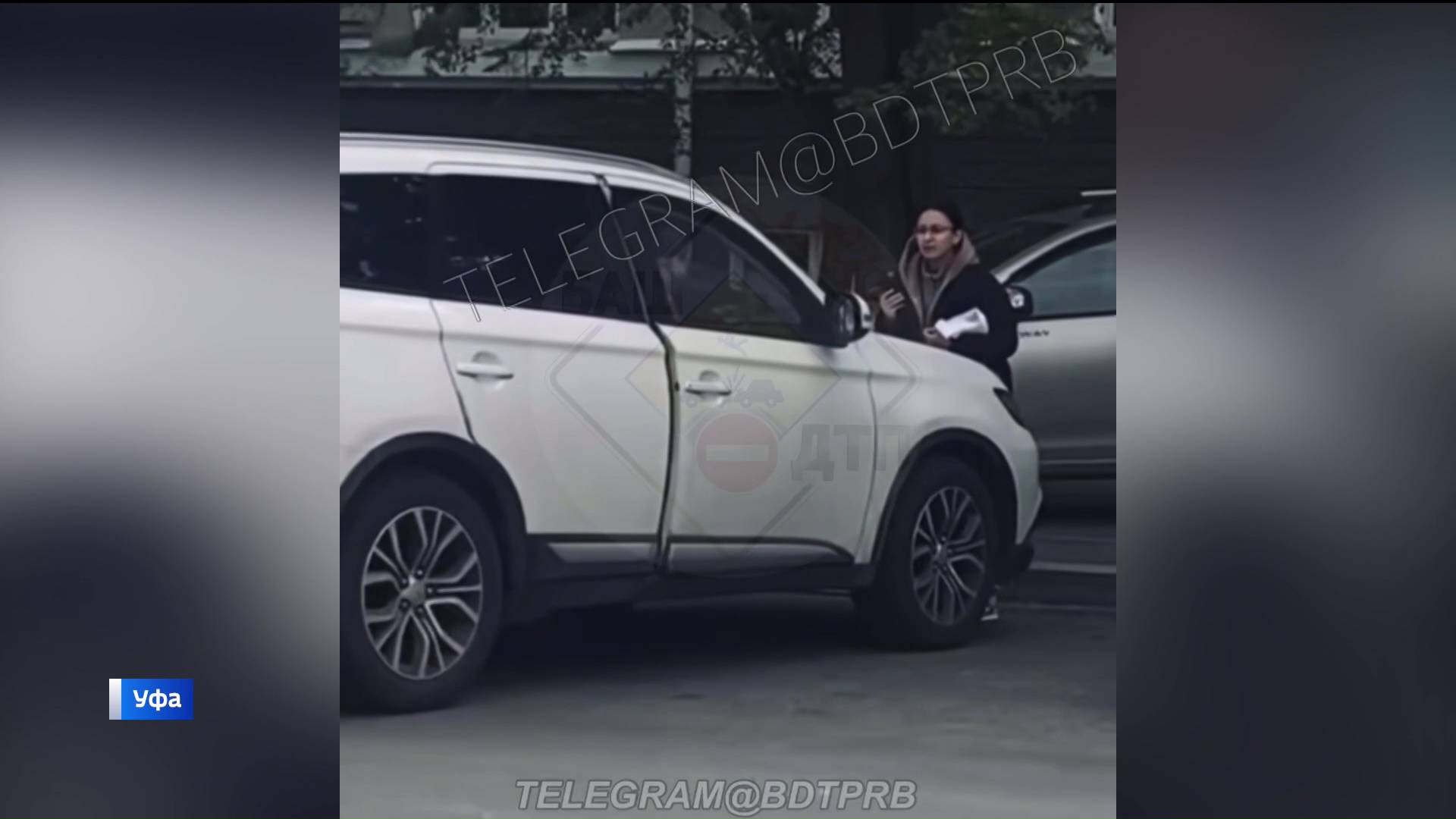 Борьба за парковку: в Уфе на улице Театральной водитель Mitsubishi едва не переехал девушку