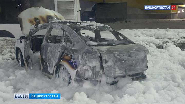 В Уфе ночью загорелась машина: хозяин авто получил тяжелые ожоги  | ГТРК «Башкортостан»